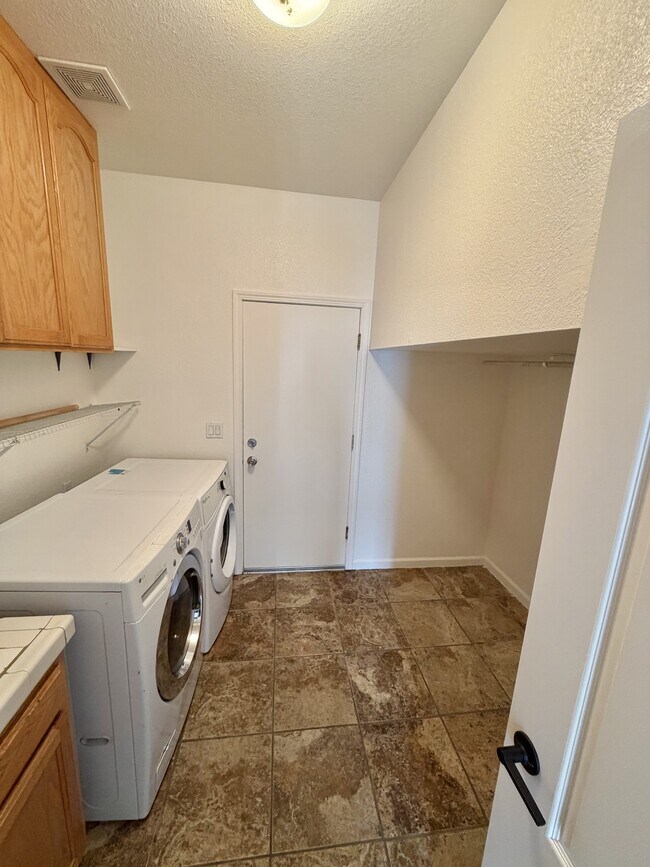 Building Photo - 1305 Brooktrail Dr