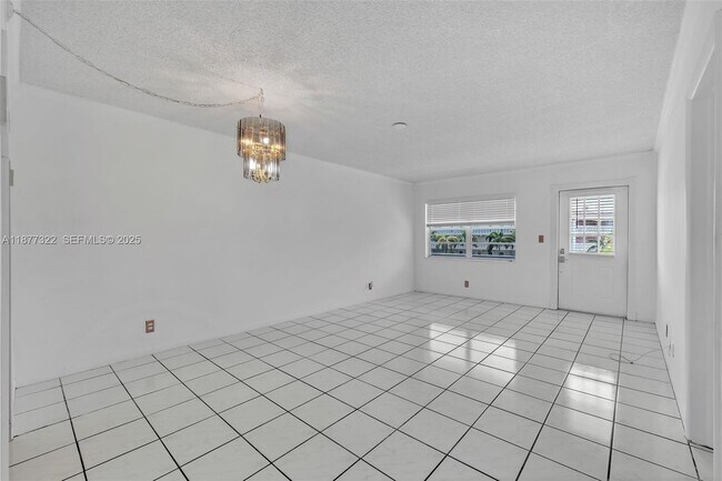 Building Photo - 751 Pine Dr