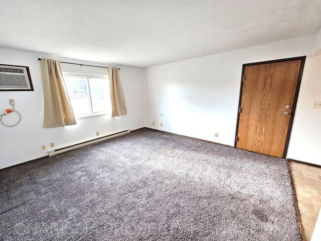 Building Photo - 2 BD, 1 BA in Garretson - Small Town Living Near Big City Amenities