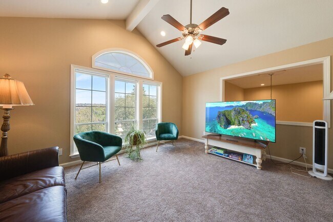 Building Photo - Luxury 4BR Home with Pool & Outdoor Kitche...