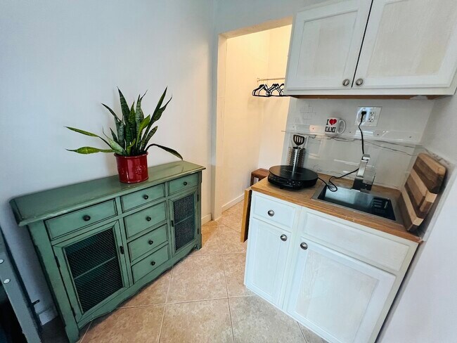 Building Photo - 11400 NE 13th Ave