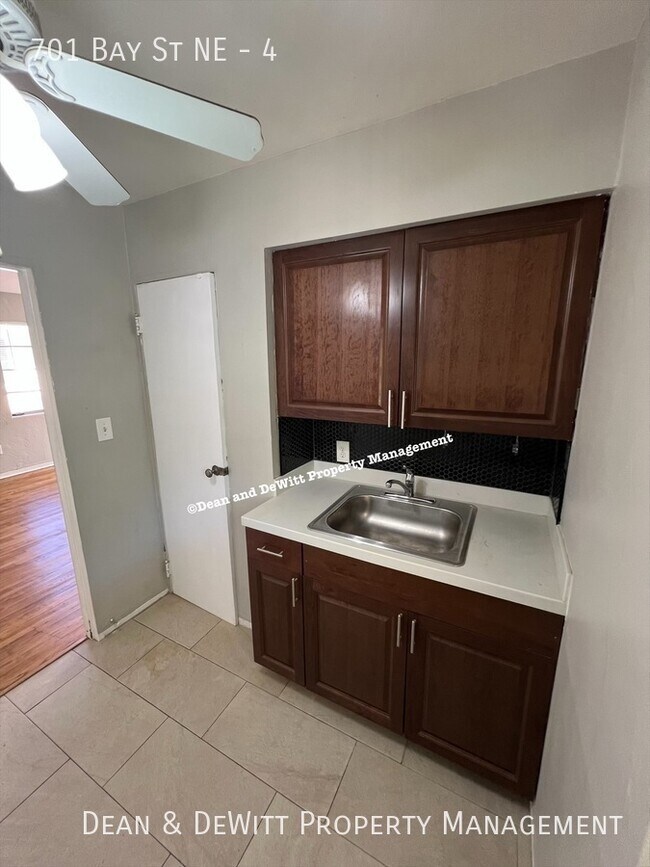 Building Photo - 701 Bay St NE