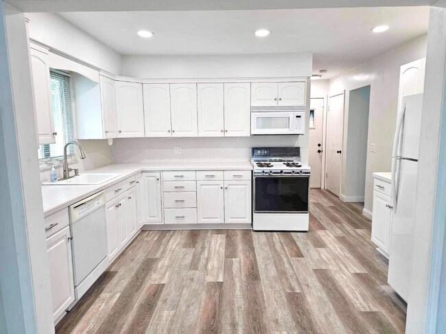 Building Photo - 452 S Yarrow St