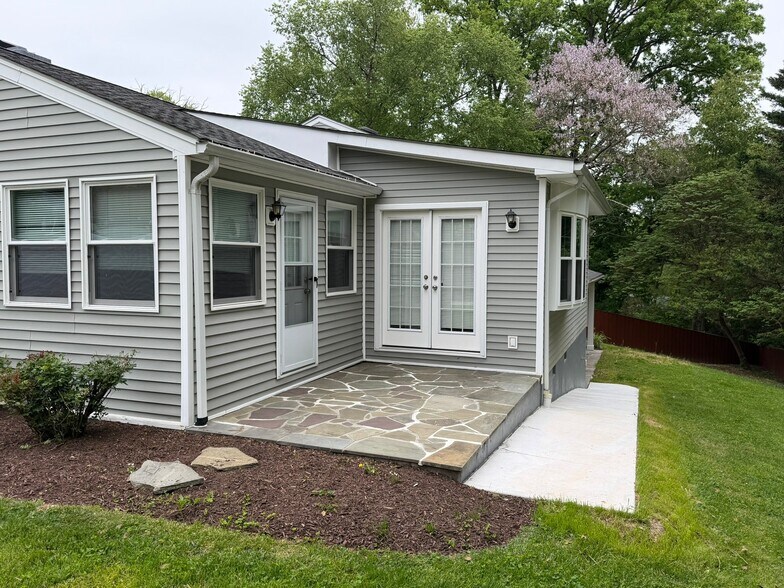 Building Photo - 1621 Oaklawn Ct