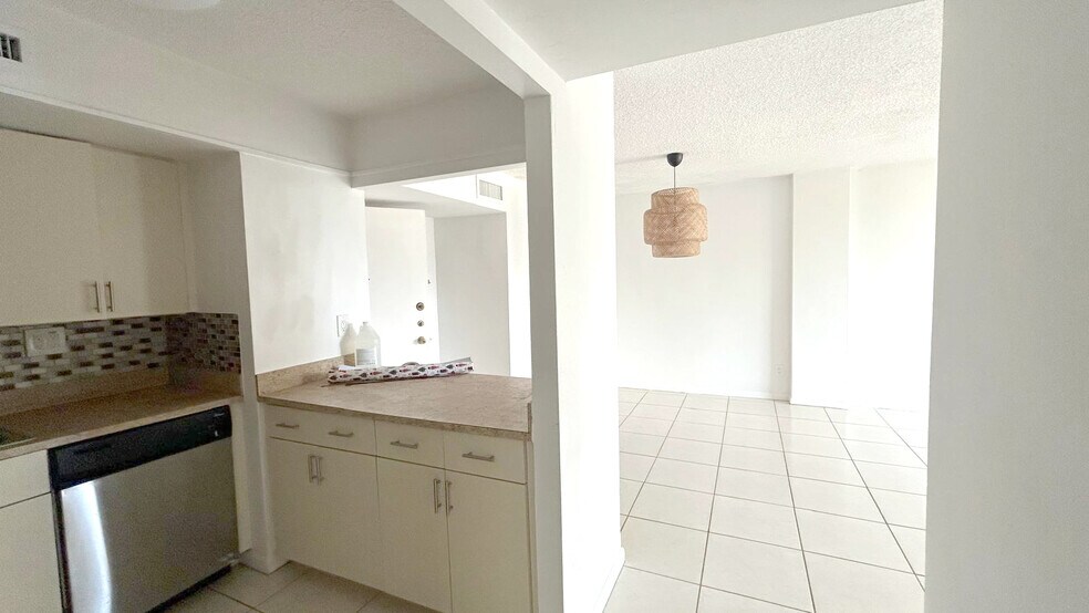 Building Photo - 2715 Tigertail Ave