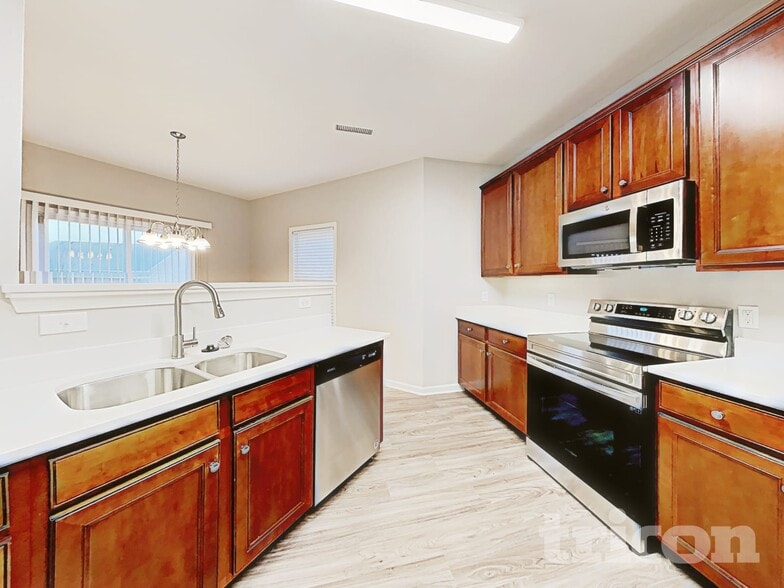 Building Photo - 807 Chastain Ave