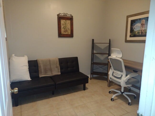 Building Photo - Beautifully renovated 4 bed 5 bath condo with a private back yard