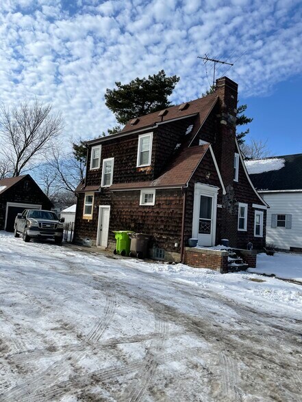 Plenty of parking, with fenced in back yard, and detached garage - 592 E Montcalm St