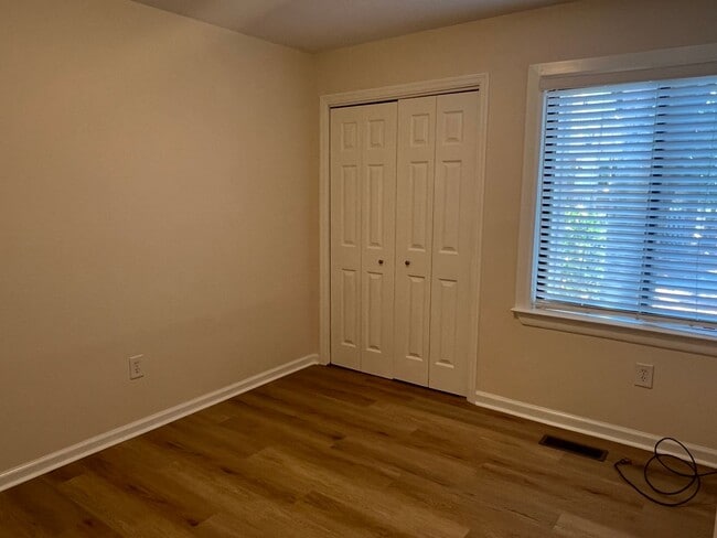 Building Photo - First Floor Forest Gardens - Walk to Beach!