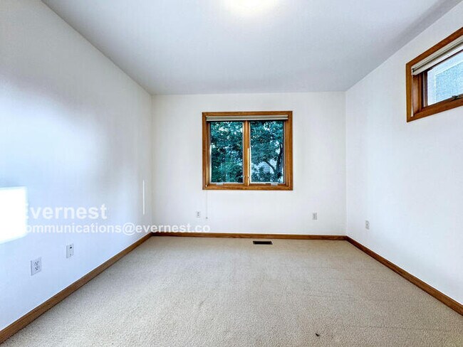 Building Photo - 990 Utica Cir