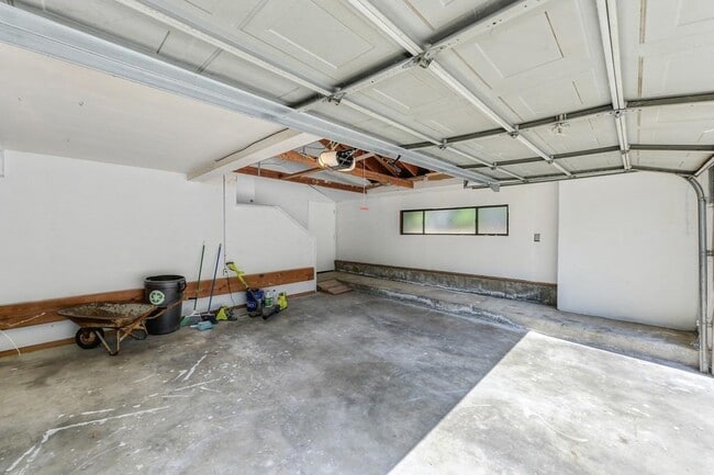 Building Photo - 23986 Oakmont Way