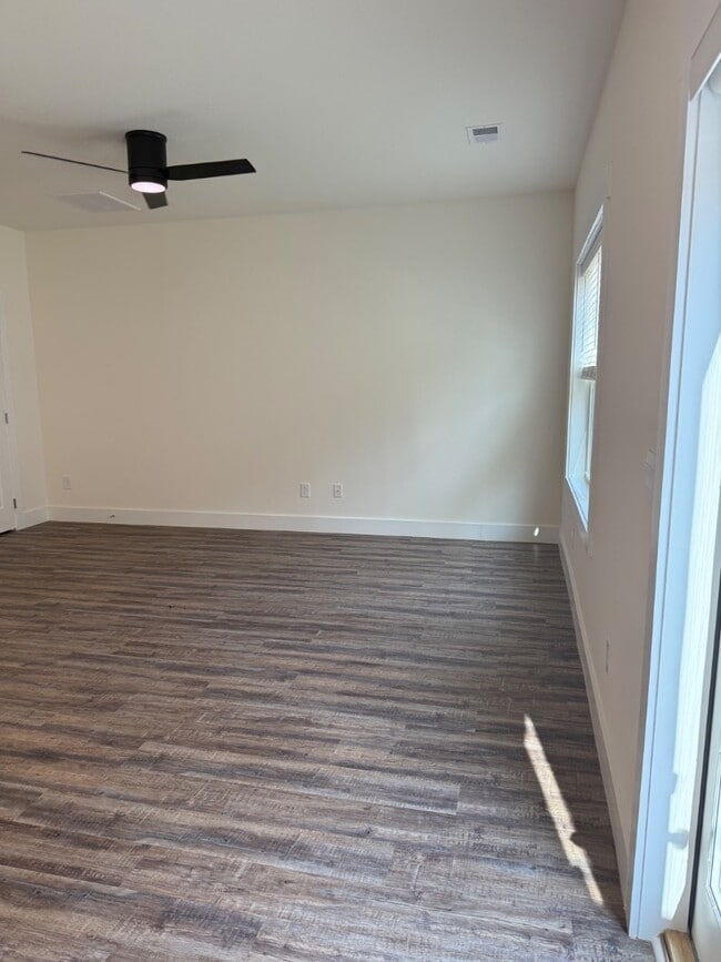 Building Photo - 1129 Wenna Wy