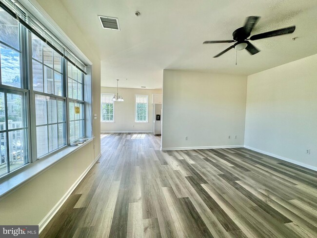Building Photo - 921 Timberlake Dr