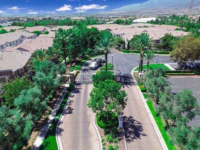 Building Photo - 15723 Parkhouse Dr
