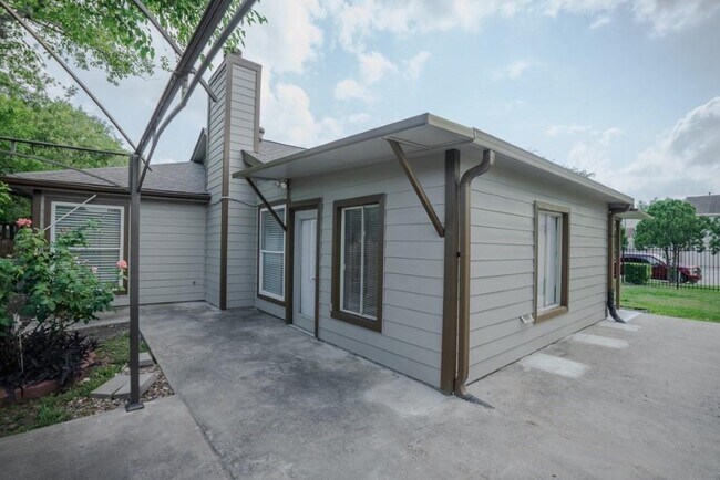 Building Photo - 3411 Hollandale Dr