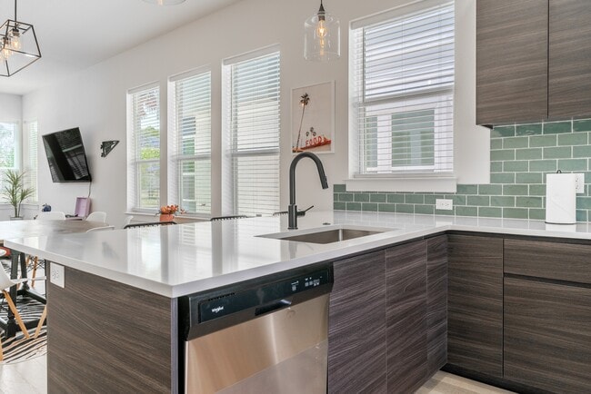 Building Photo - 719 Eleanor Ave