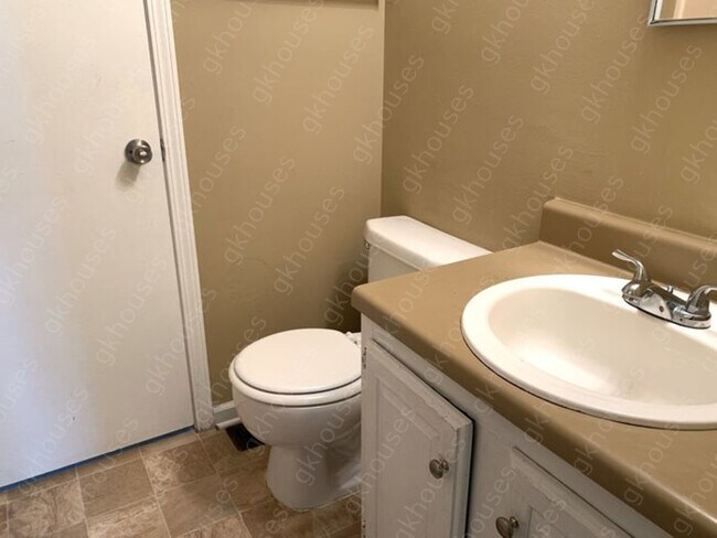 Building Photo - 3 beds 1 baths Pet Friendly (1 pet max)