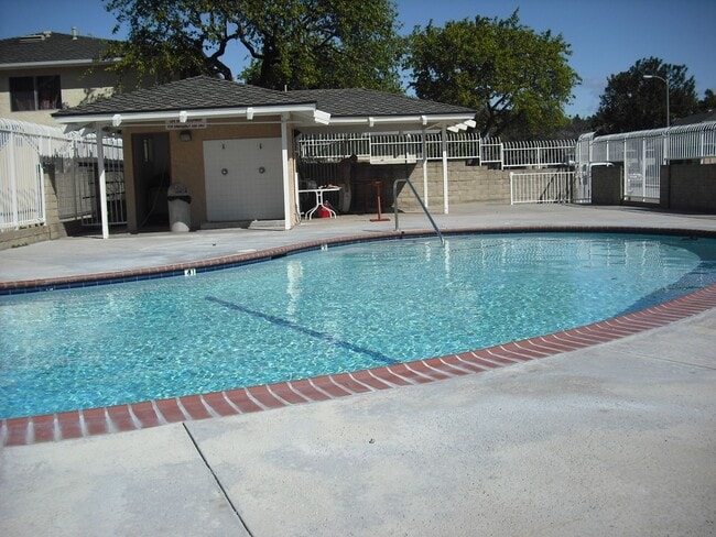 Building Photo - Spacious 2 bedroom condo with pool
