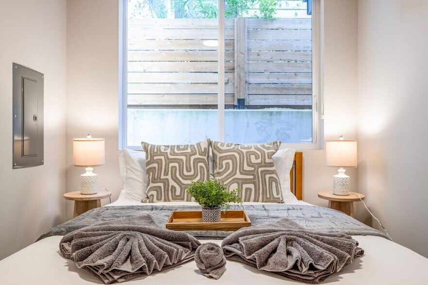 Building Photo - 1600 S Washington St