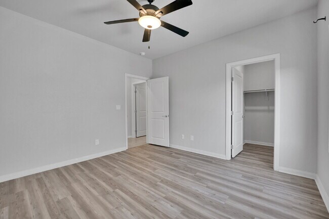 Building Photo - Gorgeous 5 Bedroom home!