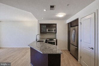 Building Photo - 675 S President St