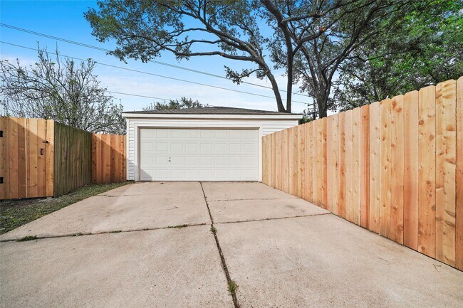 Building Photo - 12866 Westmere Dr