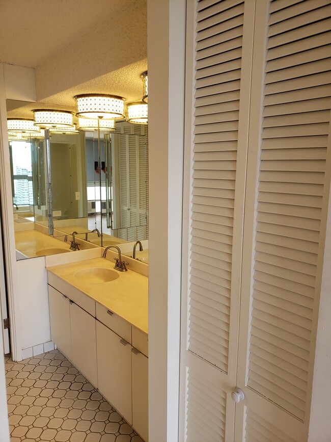 Building Photo - 500 Ala Wai Plaza 3 bedroom 2.5 Bath