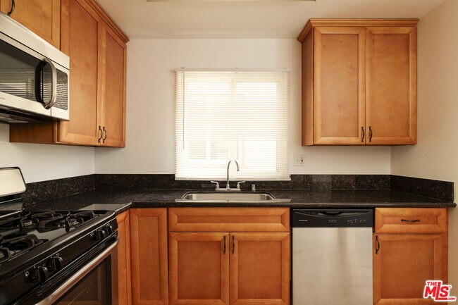 Building Photo - 5516 1/2 Cahuenga Blvd