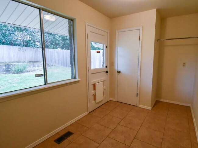 Building Photo - Charming 3-Bedroom Home in the Warrenton Neighborhood!