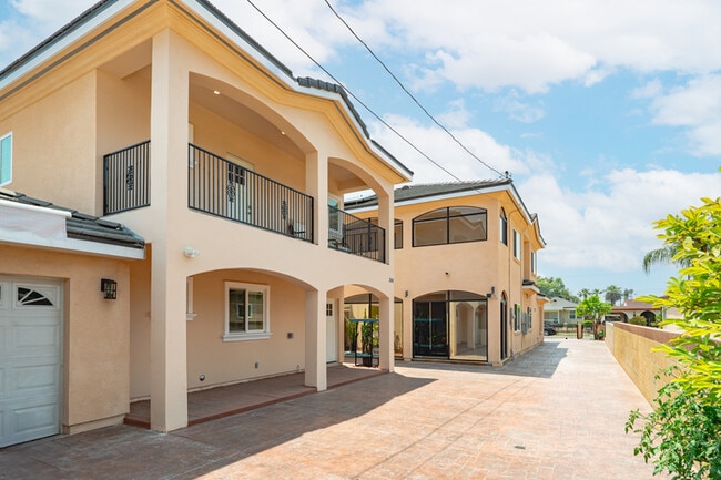 Building Photo - Stylish & Bright 2 Bed 2 Bath | Fully Furn...
