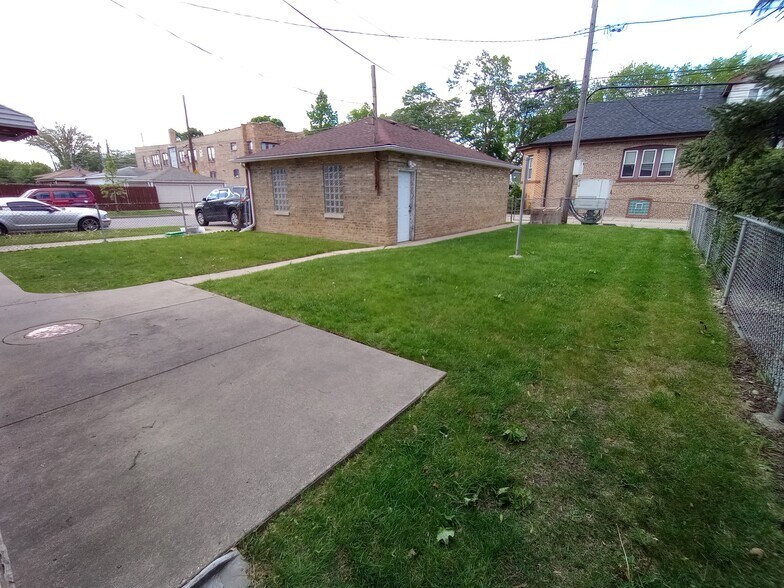 Shared yard, optional garage space - 5260 W Foster Ave