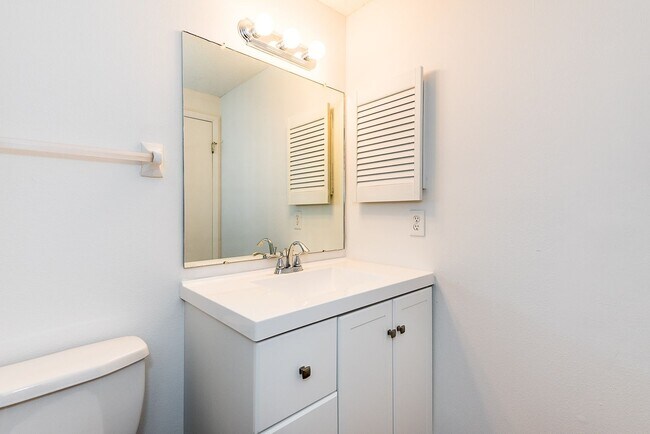 Building Photo - IDEAL CENTRAL LOCATION IN PORT CHARLOTTE