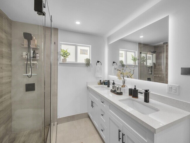 Building Photo - 520 NE 135th St