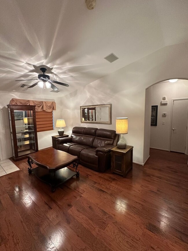 Building Photo - BEAUTIFUL 2 Bedroom 2 Bath Home