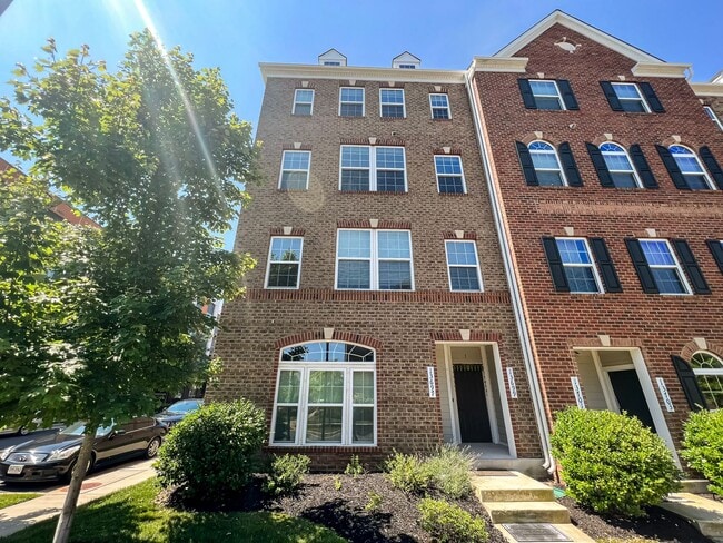 Building Photo - Stunning and Spacious 3 Bed, 2.5 Bath End-...