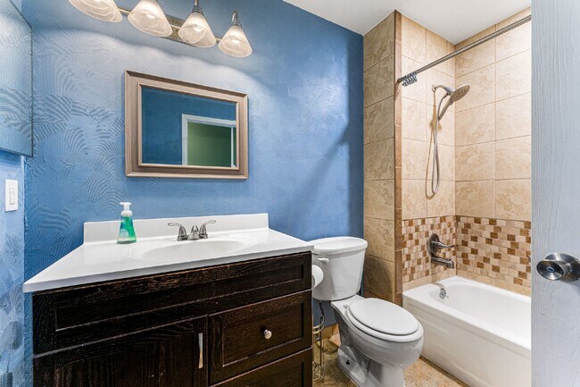 Building Photo - Beautiful 3 Bed, 2 Bath Home in Aurora with Backyard and Deck!