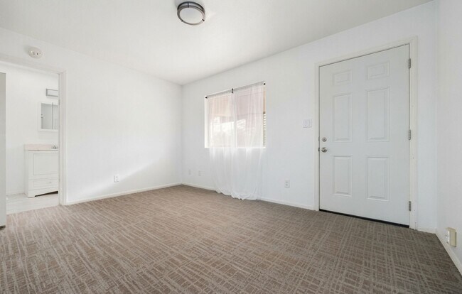 Building Photo - Beautiful Detached 1 Bedroom Home in Lakeside!