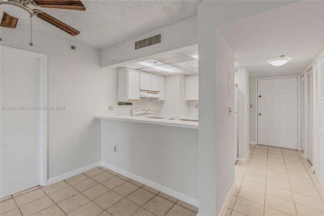 Building Photo - 540 Brickell Key Dr