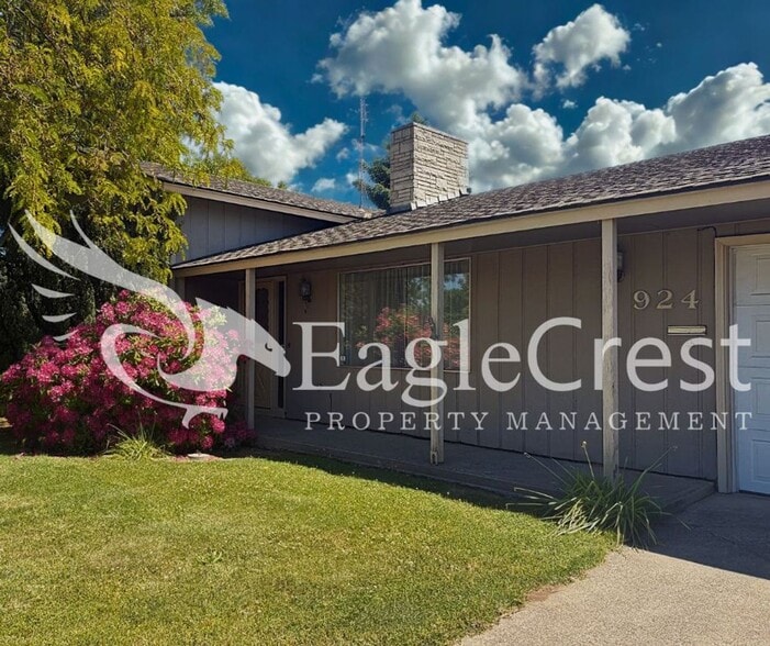 Building Photo - 3 Bedroom 2 Bathroom Single Family Home With Great Outdoor Space!!