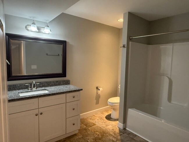 Building Photo - Spacious 3 Bedroom, 3.5bath in central Joh...