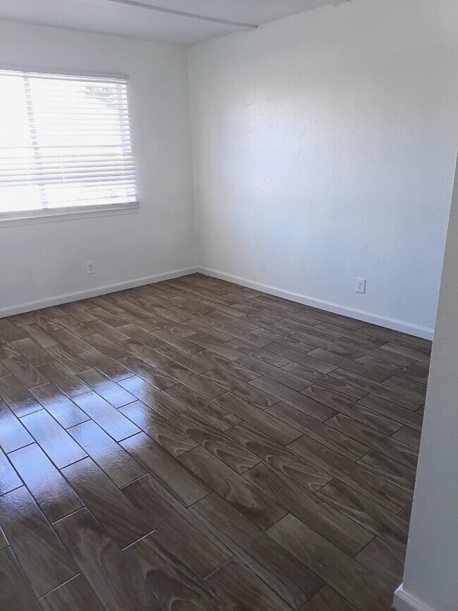 Building Photo - 6200 W Tidwell Rd