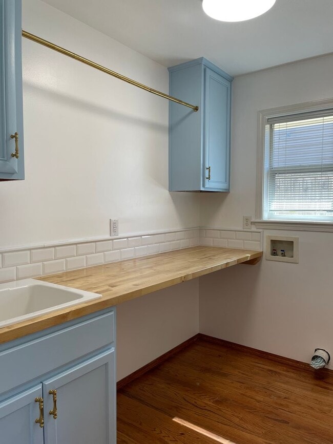 Building Photo - Stunning 3 Bedroom 2 Bath Home- Located in Friendly Central Point-Over 1600 Sq. Ft.