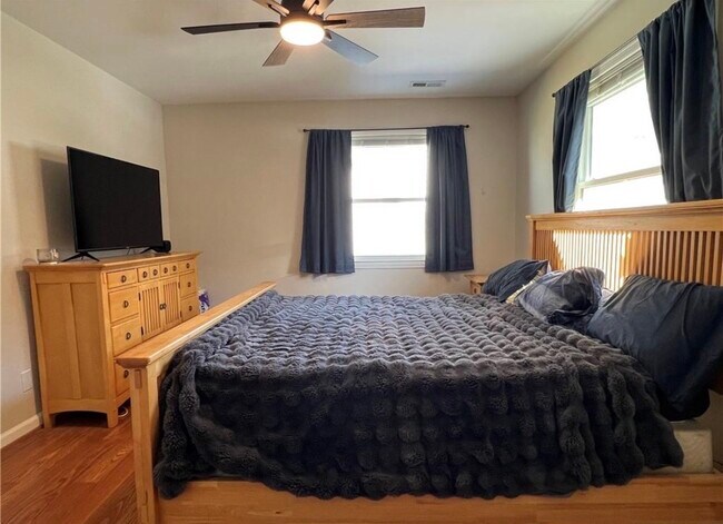 Building Photo - 2233 Paris St