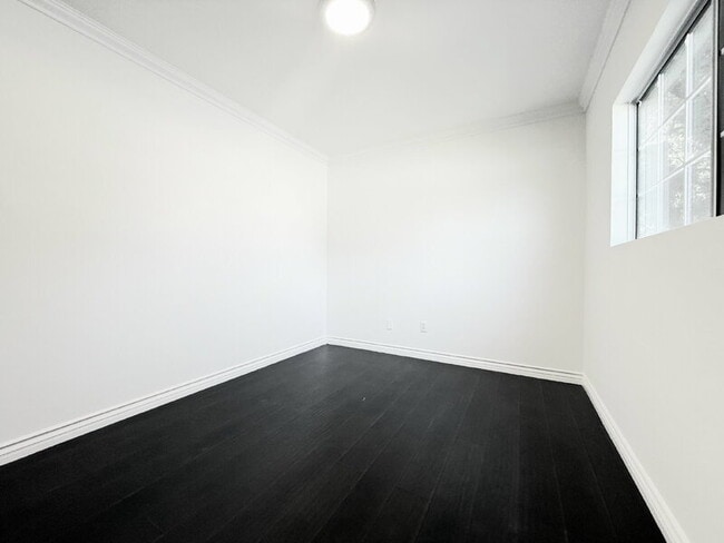 Building Photo - 4810 Cahuenga Blvd