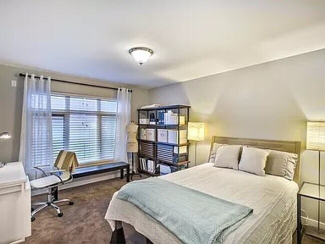 Building Photo - North Beacon Hill Townhouse