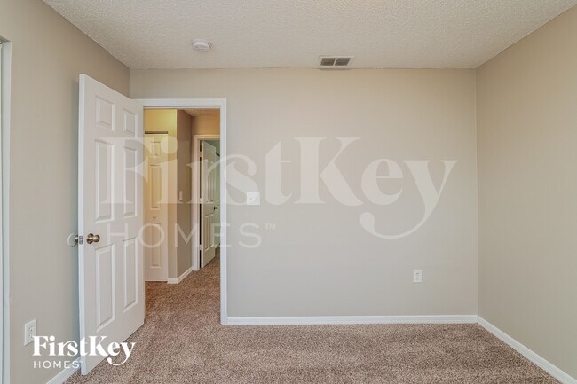 Building Photo - 1111 Roan Ct