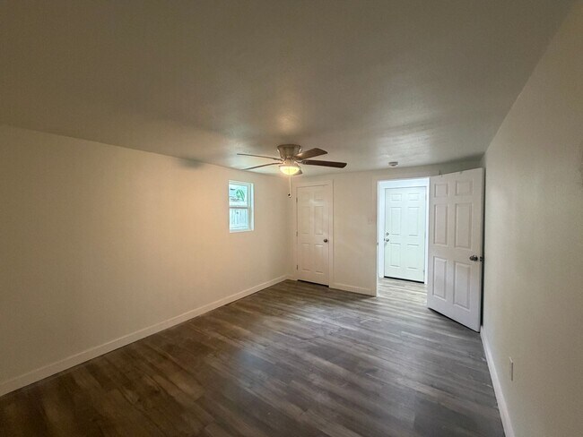 Building Photo - THREE BEDROOM ONE BATH