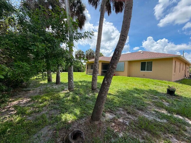 Building Photo - Your Dream Home Awaits in Port Charlotte!