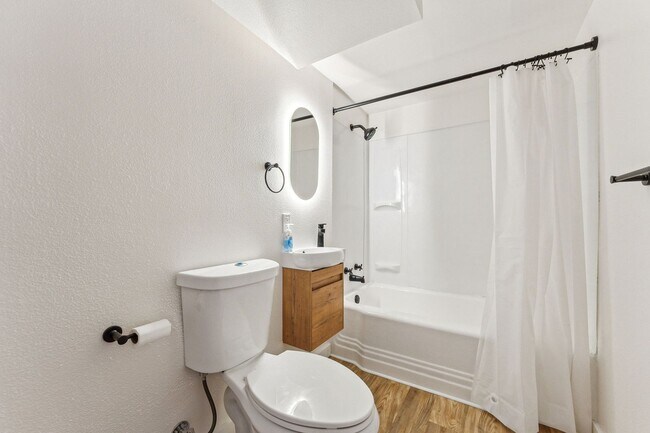 Building Photo - 1Bed/1Bath Apartment with HUGE Private Yard!