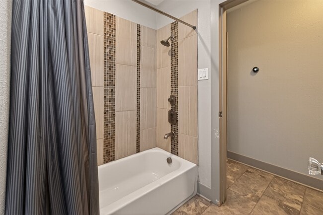 Building Photo - 717 W 30th St